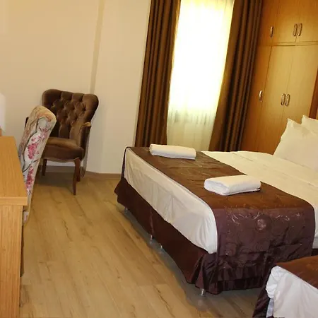 Realist Hotel 3*