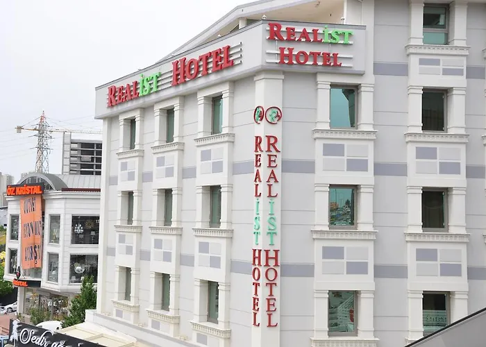 Realist فندق 3*