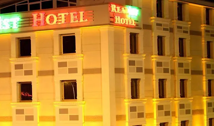 Realist فندق 3*