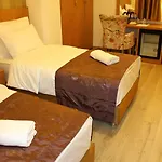 Realist Hotel 3*
