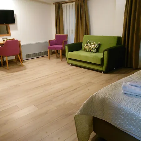 Realist Hotel 3*